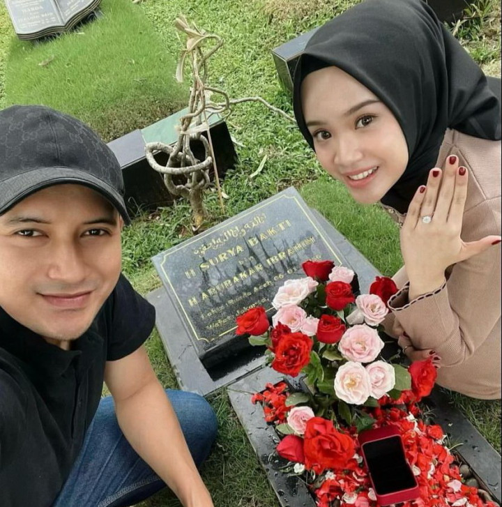Momen Haru Chand Kelvin Lamar Kekasih di Makam Calon Mertua