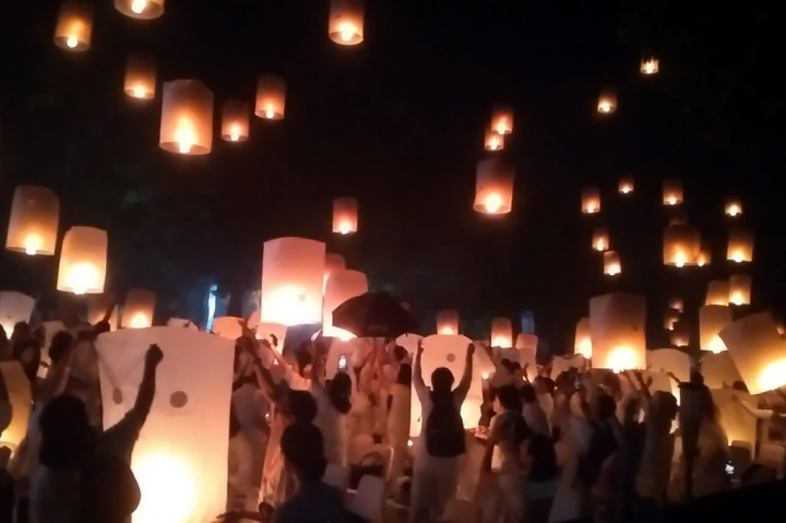 Ribuan Lampion Hiasi Langit Borobudur di Malam Waisak