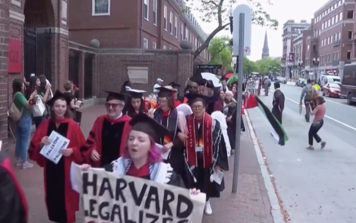 Ratusan Wisudawan Harvard <i>Walkout</i> Usai 13 Mahasiswa Pro-Palestina Tak Dapat Ijazah