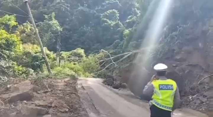 Longsor Batu Tutup Jalur Poros Maros-Bone