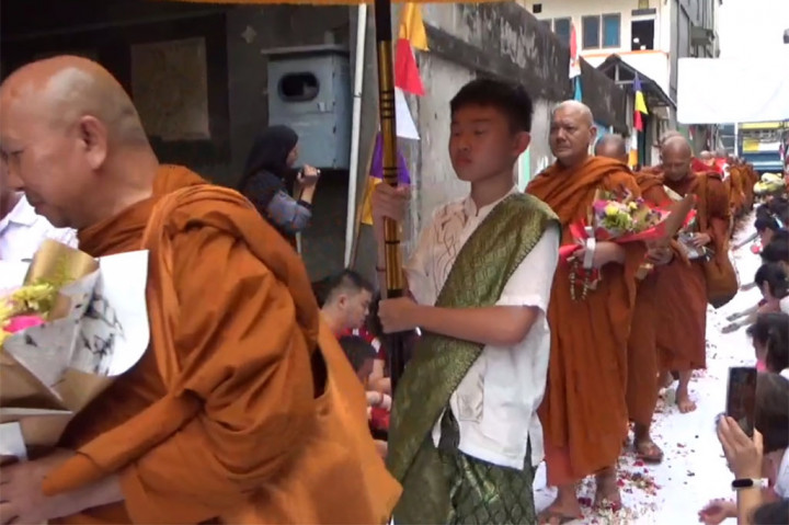 Tiba di Jambi, 46 Bhiksu Thudong Disambut Antusias