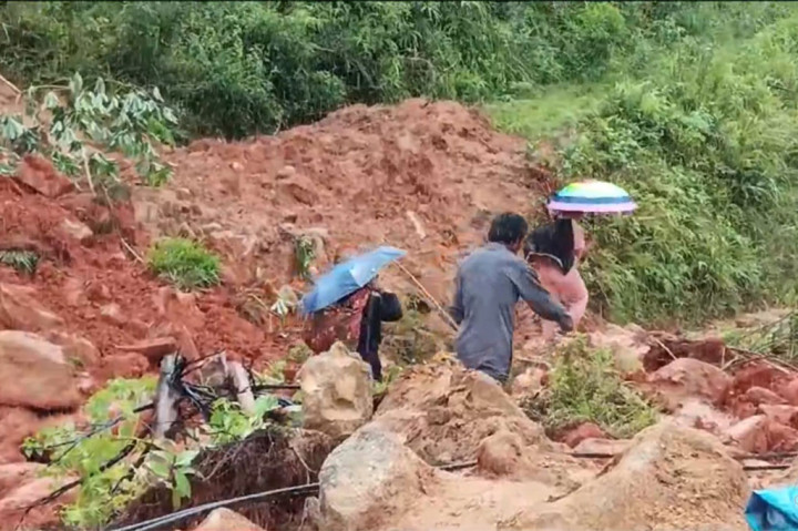 Terisolir Longsor, Warga Harus Jalan Kaki Puluhan Km Bawa Sembako