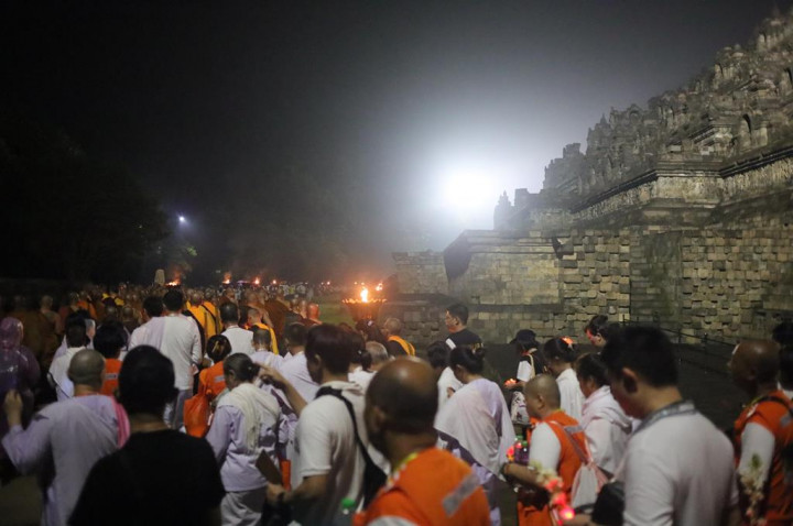 Rayakan Waisak 2568 BE di Candi Borobudur, Puluhan Ribu Umat Buddha dan Pengunjung Berdoa Bersama untuk Indonesia