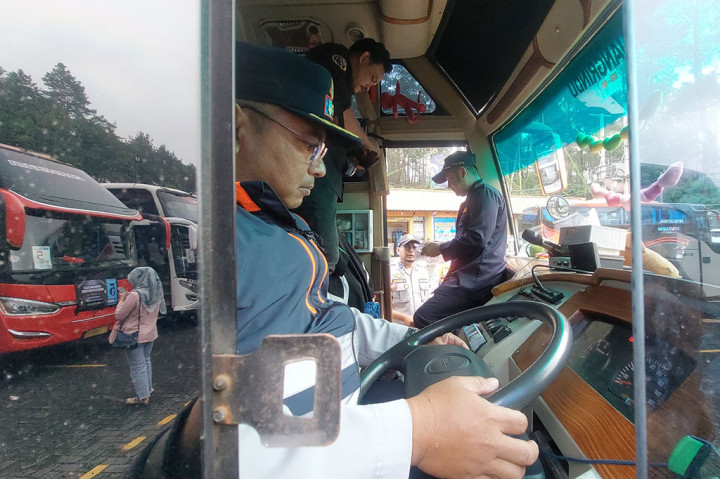 Cek Kelaikan Bus Wisata, Petugas Temukan Kendaraan Habis Uji KIR
