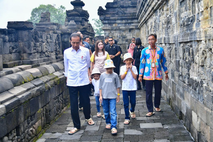 Libur Panjang, Jokowi Jalan-jalan ke Candi Borobudur Bareng Cucu