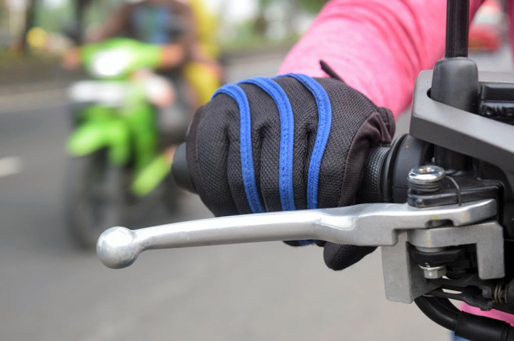 Jangan Dibiasakan Jari Stand By di Tuas Rem, Ini Bahayanya!