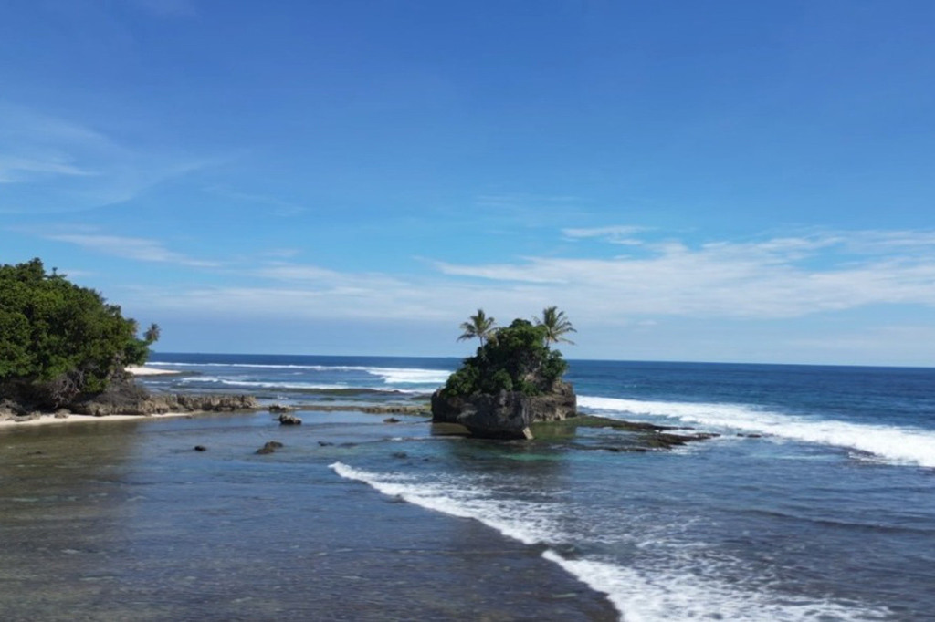 Melihat Keindaham Pantai Batu Gukhi di Pulau Pisang