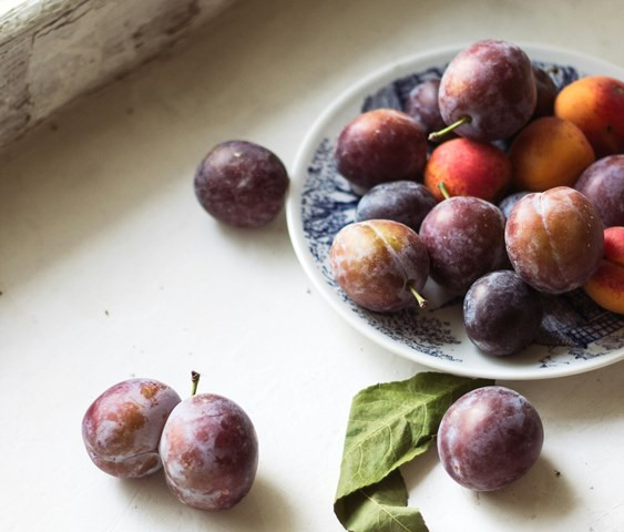 Manfaat buah plum bagi kesehatan didapatkan berkat kandungan antioksidan, vitamin, dan mineral. (Foto: Ilustrasi/Dok. Unsplash.com)
