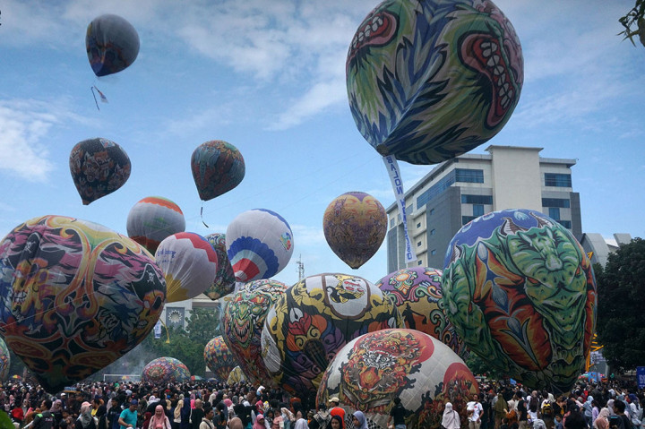 Antusiasme Pengunjung Melihat Festival Balon Udara di Banyumas