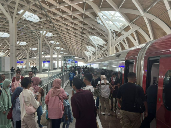 100 Ribu Orang Sesaki Kereta Cepat Whoosh saat Libur Panjang Waisak