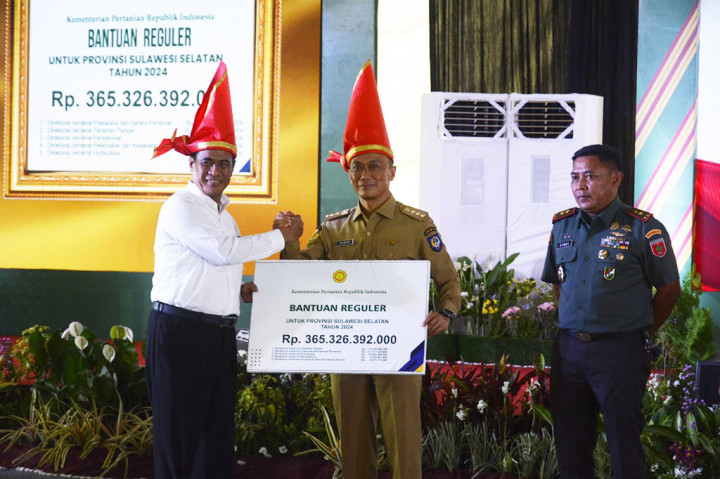 Kementan Serahkan Bantuan untuk Korban Bencana di Sulsel