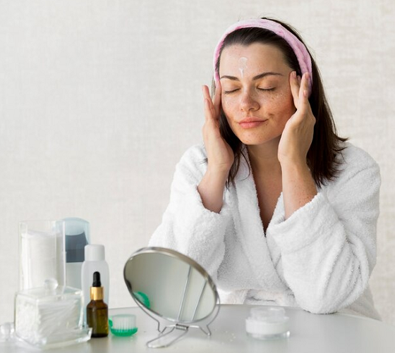 Cuma 1 Menit, Ini Rutinitas Skincare Anti-Ribet yang Dibutuhkan Kulitmu