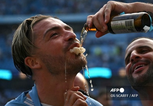 Parade Bus Gelar Juara Man City, Jack Grealish Hampir Jatuh 2 Kali