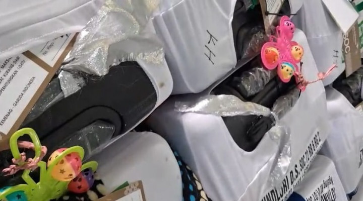 Unik, Sendal Anak hingga Spon Mandi Jadi Penanda Koper Calhaj dari Jepara