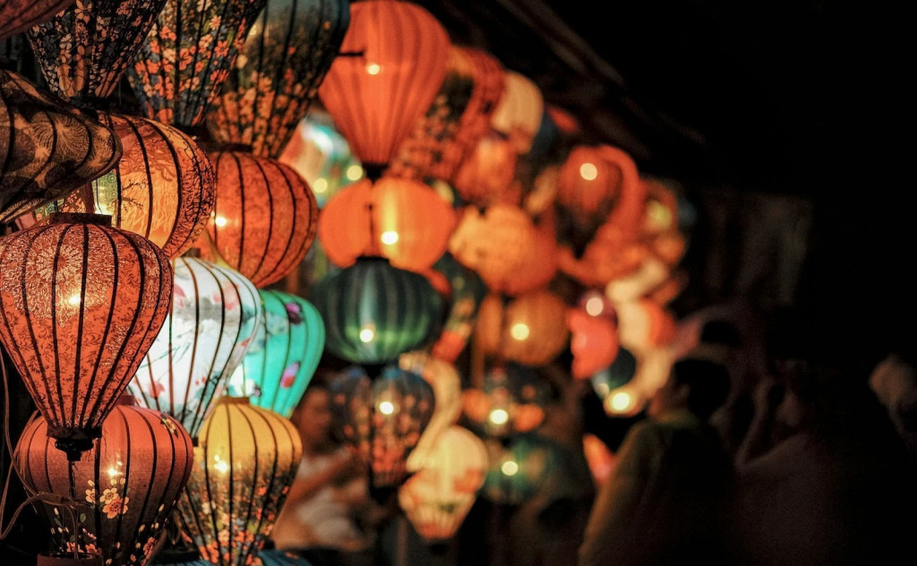 Ilustrasi: https://www.pexels.com/photo/selective-focus-photography-of-lanterns-1313817/