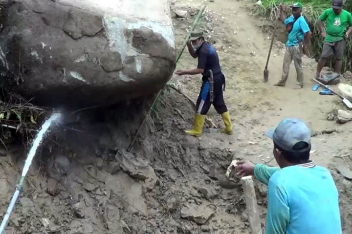 Jalan Tertutup Longsor, Warga Gotong Royong Pindahkan Batu Besar