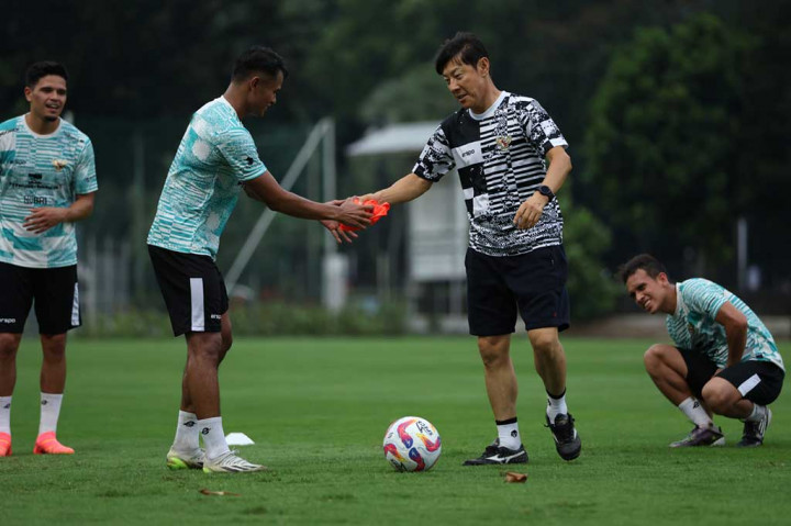 Nggak Sopan! Viral Momen Ragnar Oratmangoen 'Kolongin' STY di Sesi Latihan