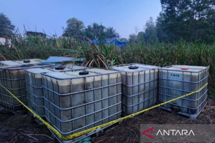 Polda Sumsel Bongkar Gudang Pengoplos BBM di Ogan Ilir