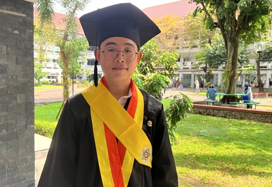 Cerita Aliman, Sarjana Pertama di Keluarga yang Jadi Wisudawan Terbaik FEB UGM