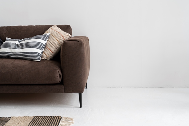 Cara Membersihkan Sofa Berbahan Suede