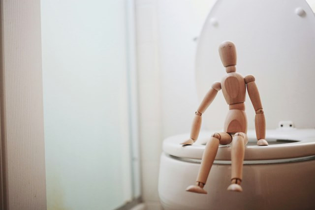 Warna urine dapat menunjukkan kondisi kesehatan yang harus kamu atasi. (Foto: Ilustrasi/Dok. Unsplash.com)
