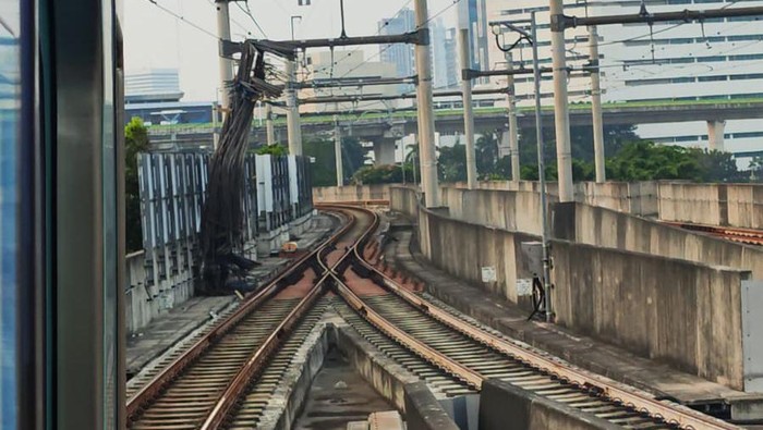 Alat Berat Jatuh di Jalur MRT, Hutama Karya Minta Maaf