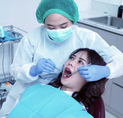 Gigi Ompong, enggak masalah lagi sekarang dengan implan gigi. (Foto: Dok. Istimewa)