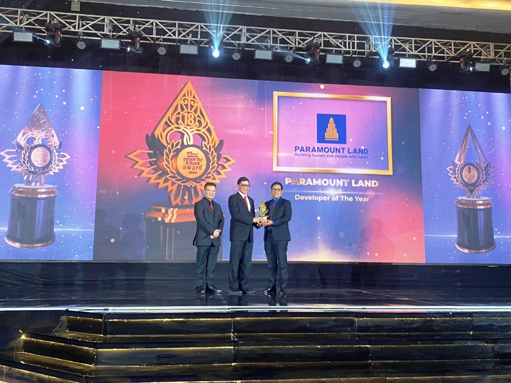 Penyerahan penghargaan kepada Paramount Land. Dok. Ist