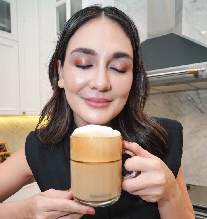 Intip Cara Luna Maya Eksplorasi Rasa dan Tekstur Kopi Idamannya
