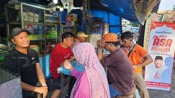 Warga Makassar Serbu Makanan Gratis ASA