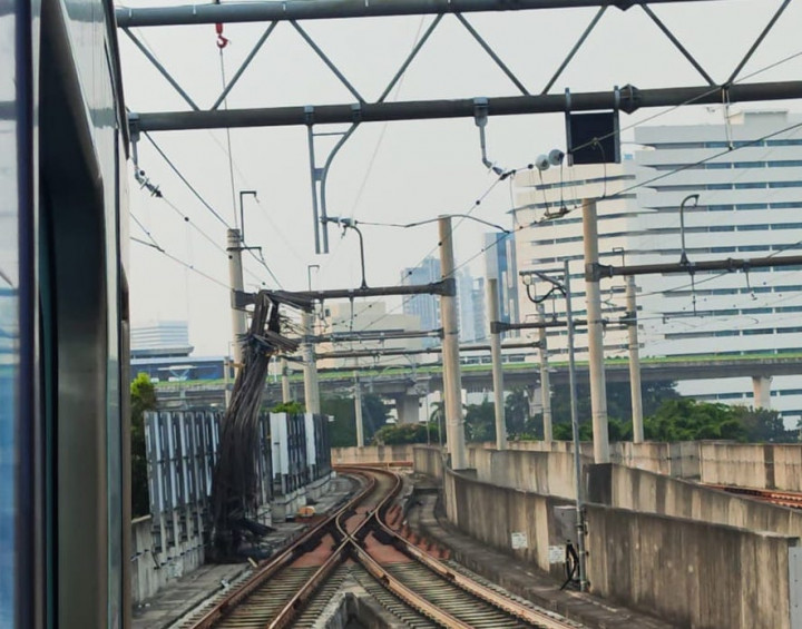 Perjalanan MRT Jakarta Kembali Normal Usai Insiden Besi Proyek Jatuh di Lintasan