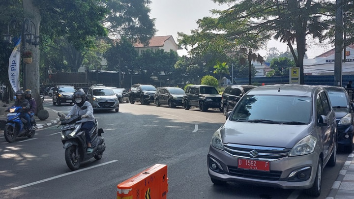Balai Kota Bandung Bebas Kendaraan, Mobil Dinas Mejeng di Bahu Jalan