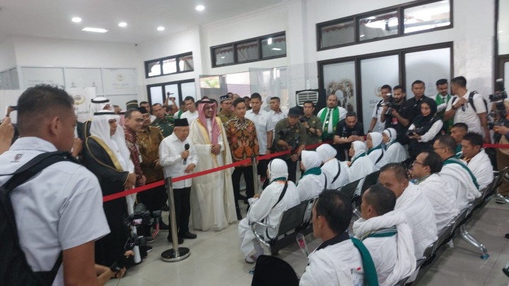 Wapres Ma'ruf Amin Doakan JCH saat Cek <i>Mekkah Route</i> di Bandara Solo