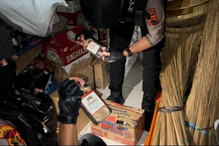 Razia Warung Jamu di Pondok Aren, Ratusan Botol Miras Disita