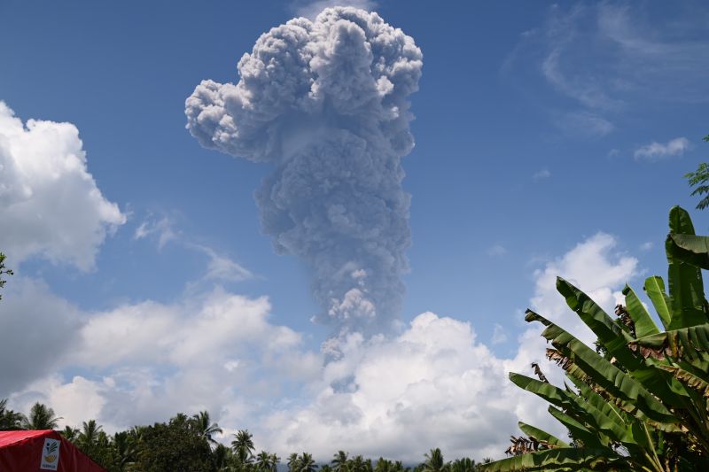 Abu Vulkanis Erupsi Gunung Ibu Terlontar Sejauh 5 Kilometer