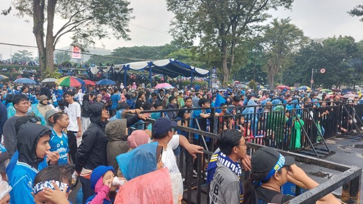 Demi Persib, Warga Kota Bandung Rela Diguyur Hujan di Depan Gedung Sate
