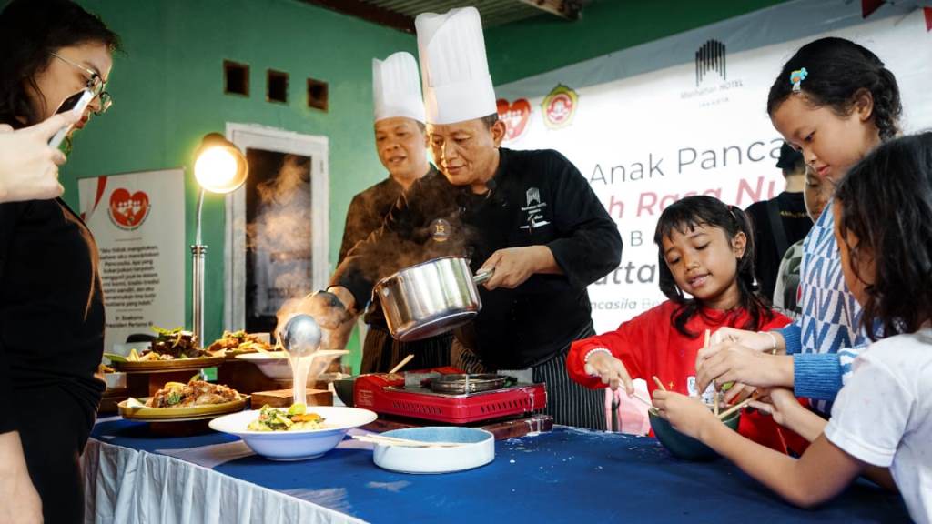 Mengenalkan kuliner nusantara di Hari Lahir Pancasila. Foto: Dok Yayasan Rumah Anak Pancasila
