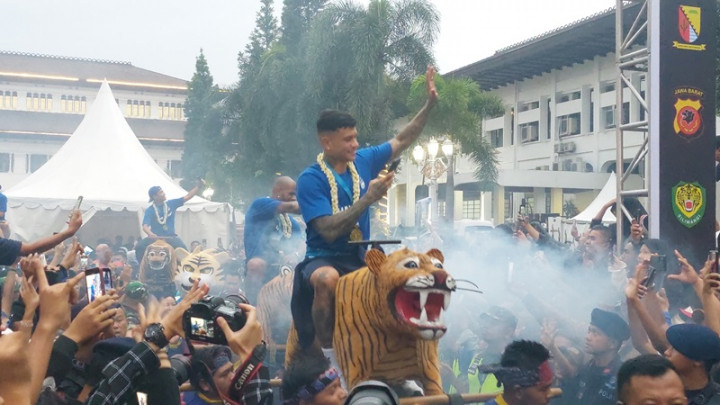 Rayakan Kemenangan, Pemain Persib Diarak Sisingaan di Gedung Sate
