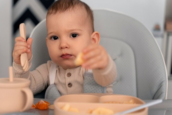 Pemberian makanan dan minuman lain pada bayi baru lahir juga dapat mengganggu proses menyusui. Ilustrasi Freepik