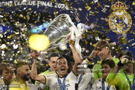 Real Madrid Angkat Trofi Liga Champions 2023/2024