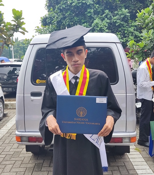 Sempat Diragukan, Bayu Mahasiswa Tunanetra Lulus dari UNY dengan Gelar Cum Laude