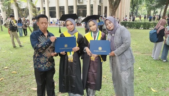 Cerita Si Kembar Sherlina dan Sherlita Lulus Barengan dari UGM dengan Predikat Cum Laude