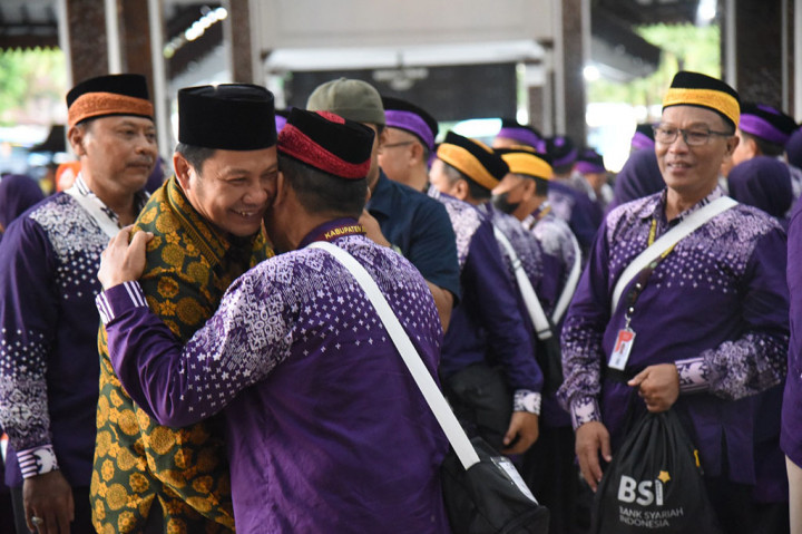 732 CJH Diberangkatkan dari Pendopo Sidoarjo ke Asrama Haji Sukolilo