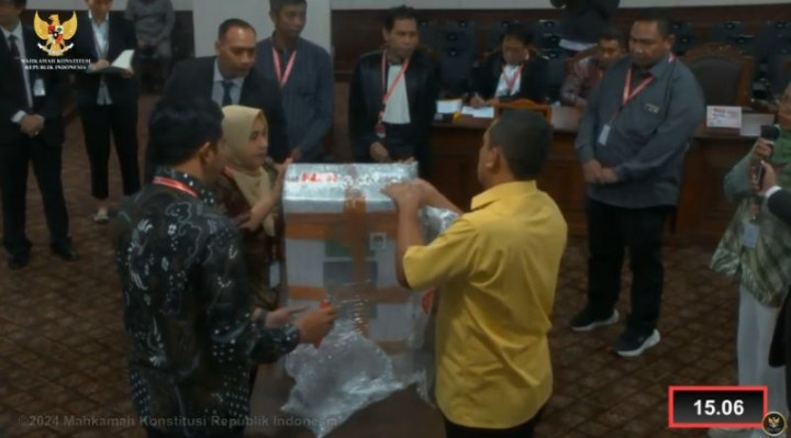 MK Hitung Ulang Suara di TPS 05 Desa Sioyong