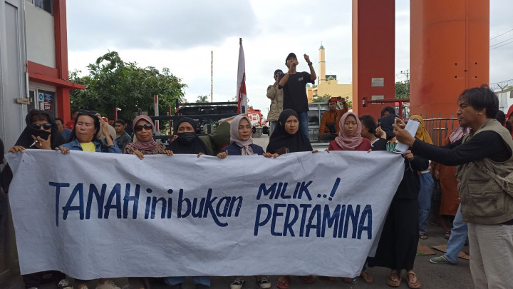 Menolak Digusur, Warga di Makassar Tutup Gerbang Terminal BBM Pertamina