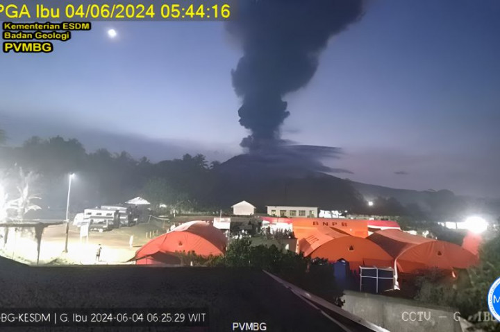 Awan Abu Membubung Akibat Erupsi Gunung Ibu