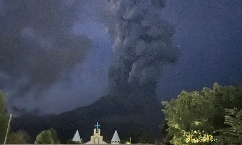 Asap dari erupsi Gunung Berapi Kanlaon di Filipina, 3 Juni 2024. (AFP)
