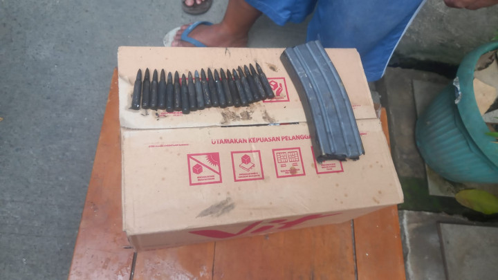 Warga Bekasi Temukan Magazine dan Belasan Peluru di Selokan