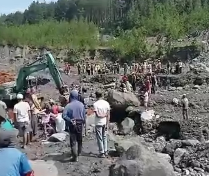 4 Penambang Pasir di Lumajang Tertimbun Tanah Longsor