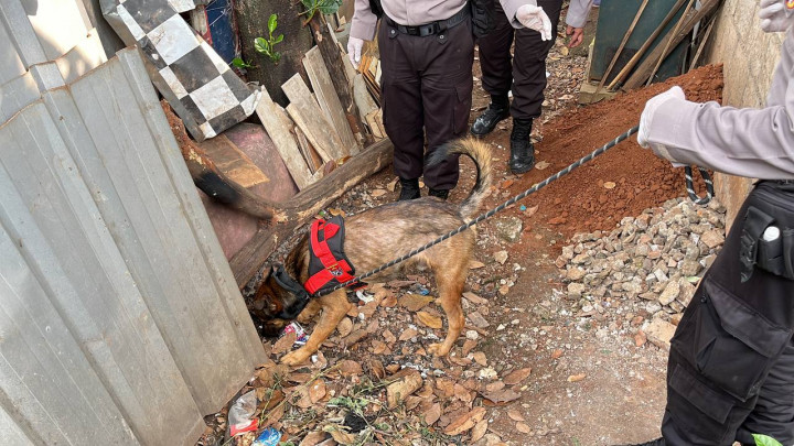 Polisi Terjunkan Anjing Pelacak di Lokasi Pembunuhan Bocah Dalam Karung di Bekasi